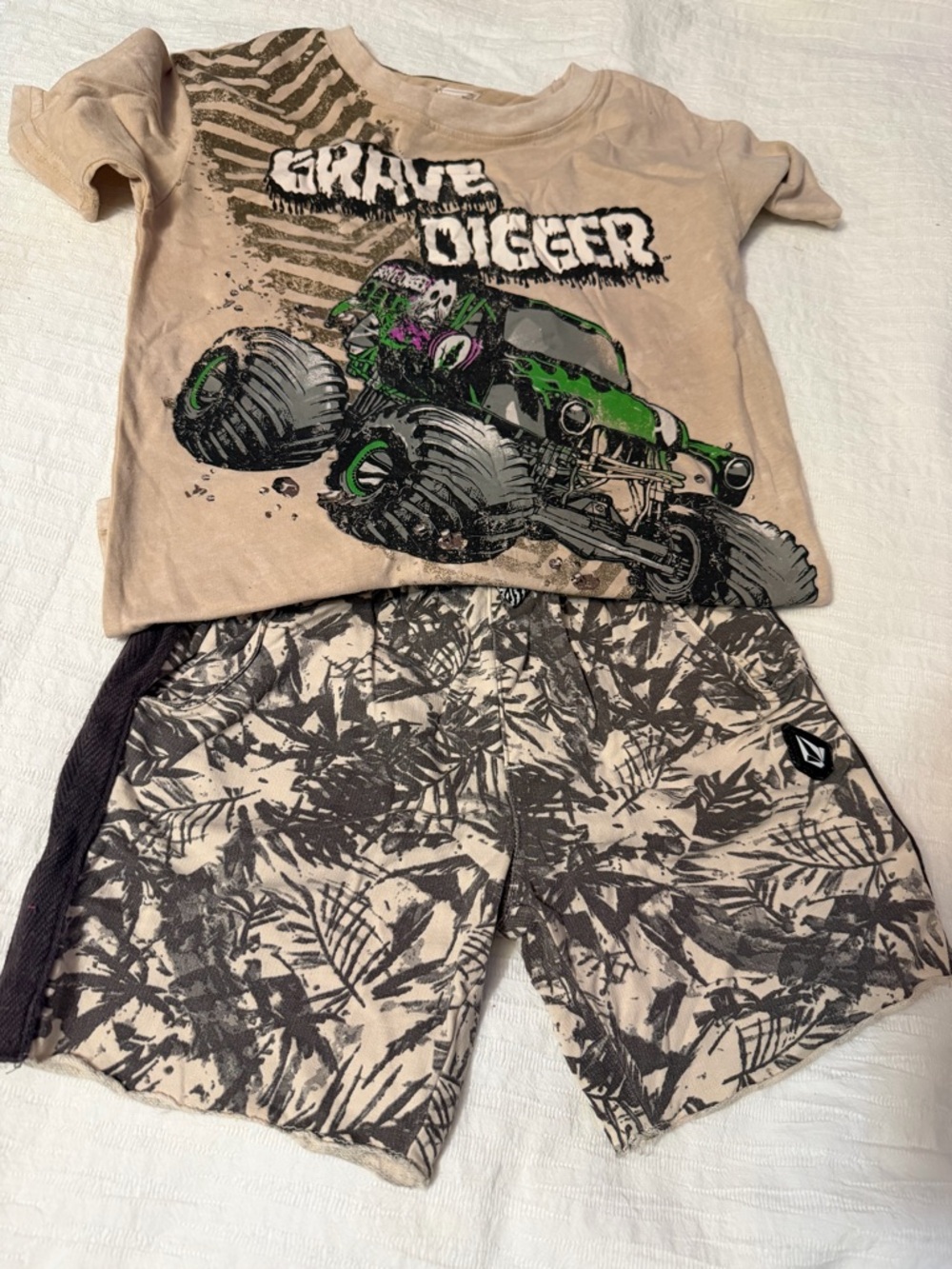 Grave Digger Graphic Tee & Tropical Print Shorts Set - Beige and Green size 7